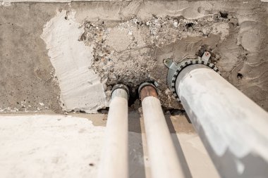 Yeni evdeki ısıtma boruları, beton zemindeki deliklerin sökülmesi ve onarılması, komşuların gürültüsü ve sesleri.