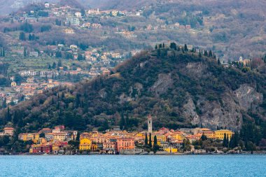 Akşam manzaralı Bellagio ve Varenna Como su gölü İtalya mavi gökyüzü dağı