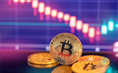 Şafak kırmızı şema arkaplanında altın Bitcoin kripto para birimi