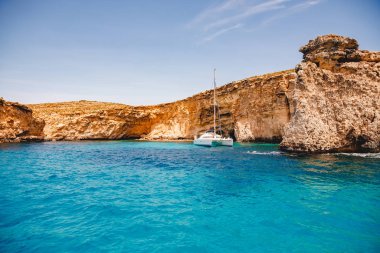 Panorama plajı Blue Lagoon Comino Malta. Pencereli ve kemerli Akdeniz 'li kayalık sahil