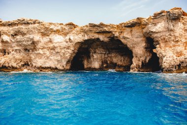Panorama plajı Blue Lagoon Comino Malta. Pencereli ve kemerli Akdeniz 'li kayalık sahil