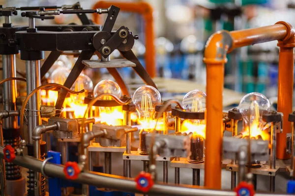 전기 유리 램프의 조립 및 제조를 위한 가스 버너 컨베이어, 빛을 내는 원소의 도킹 — 스톡 사진