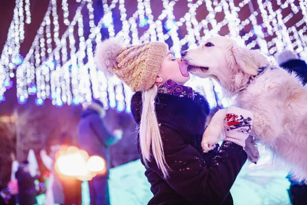 Devozione di cane, Labrador Retriever lecca baci padrona in inverno nel parco, in illuminazione di sfondo. Amicizia e amore concetto animale — Foto Stock
