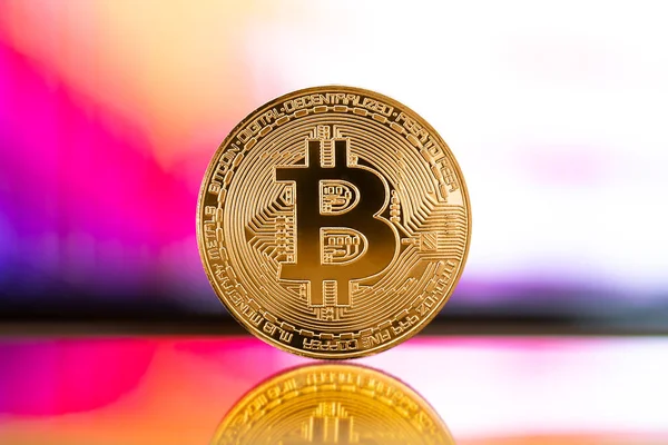 Gold Bitcoin cryptogeld op abstracte wazige achtergrond — Stockfoto