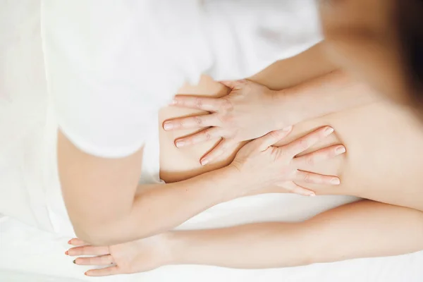 Mujer joven relajante con la mano profesional masaje de espalda spa de belleza — Foto de Stock