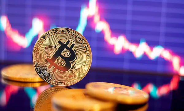 Gold Bitcoin crypto valuta op de achtergrond van grafiek diagram — Stockfoto