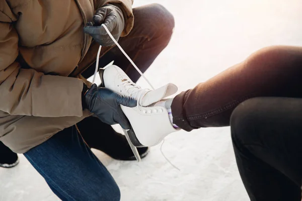 Casal amante de patinação no gelo se divertindo em férias de inverno na neve — Fotografia de Stock