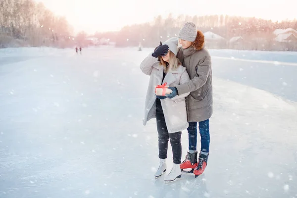 El hombre mantiene los ojos de su novia cubiertos mientras da caja de regalo, sorpresa romántica para San Valentín o Navidad — Foto de Stock