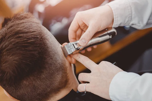 Kappers knipt haarmannen in de kapperszaak. Kapper doet correcte baard trim elektrische scheerapparaat — Stockfoto