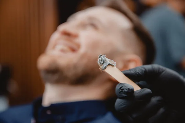 Épilation à la cire du nez de l'homme, épilation de la procédure beauté et soins dans le salon de coiffure — Photo