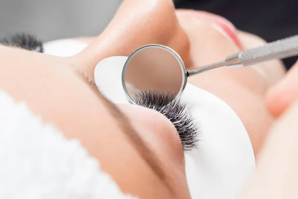 Ojo de mujer con pestañas de belleza. Procedimiento de extensión de pestañas —  Fotos de Stock