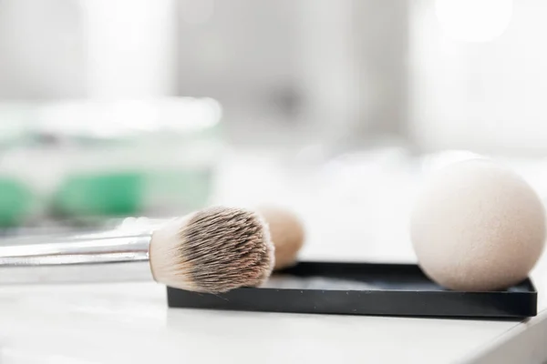 Cepillos suaves de maquillaje de fondo para artista, color claro — Foto de Stock