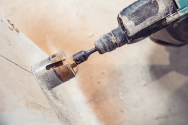 İnşaatçı işçi pnömatik çekiç delme delikleri beton tuğla duvar ve elektrik kablosu için elmas taç, soket, anahtar