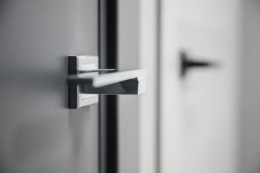 Modern iç mekan için metal kapı kolu.