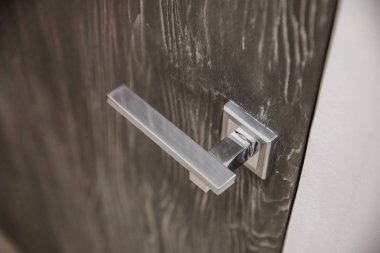 Modern iç mekan için metal kapı kolu.