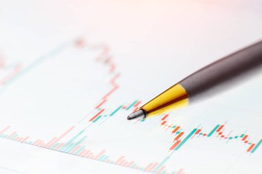 İş ve finans kavramı. Grafik ticaret raporunun kalem ve çizelgeleri
