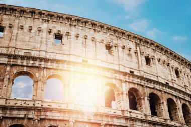 Kolezyum veya Kolezyum antik harabeler arka plan mavi gökyüzü Roma, İtalya, taş kemerler ve gün batımı
