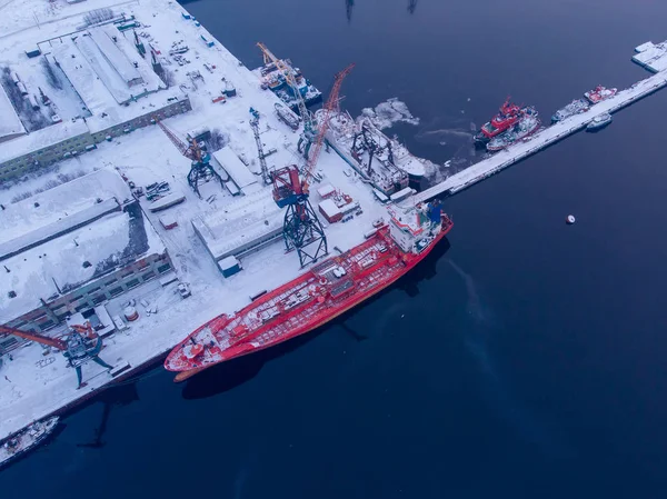 Kuzey Kutup Limanı ticari konteynırları kargo tanker gemisine yüklüyor. Lojistik ve mal teslimatını kavramsal olarak kabul et — Stok fotoğraf