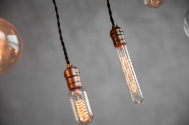 Çatı katındaki duvarın arka planında Edison retro lamba parlak ampulleri. Konsept Vintage tarzı. Boşluğu kopyala