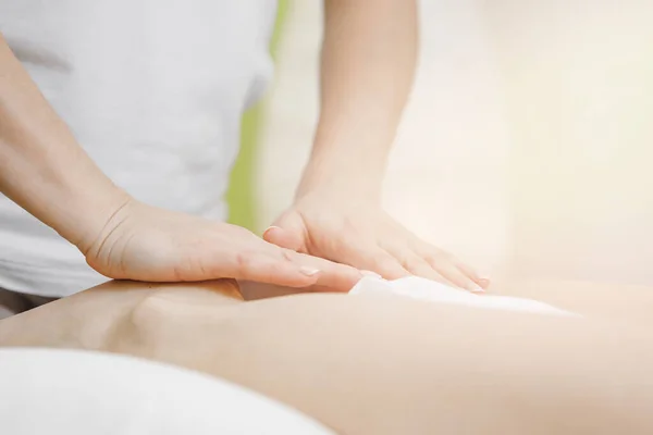 Anti-cellulite massage treatment on legs of young women beauty spa — Stock Photo, Image