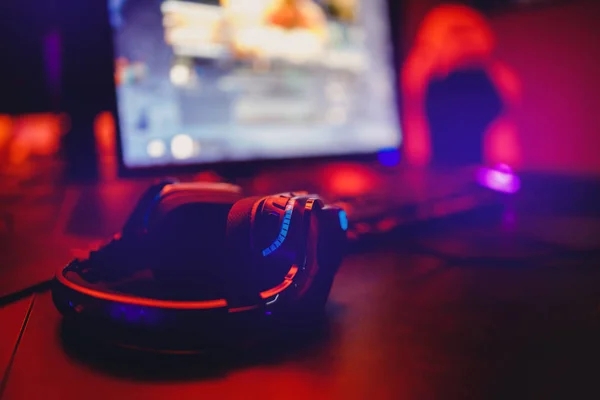 Headphone retroiluminado para jogos de vídeo esports computador no café internet — Fotografia de Stock