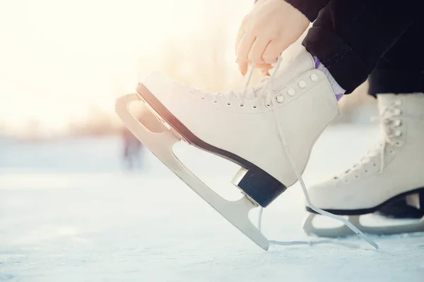 Förbereda flicka för konståkning på vita skridskor för vintern ishall. Solljus, plats för text. Begreppet dröm går i uppfyllelse — Stockfoto