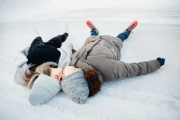 Coppia di innamorati bacio vacanze invernali sulla neve nella pista di pattinaggio, vista dall'alto — Foto Stock