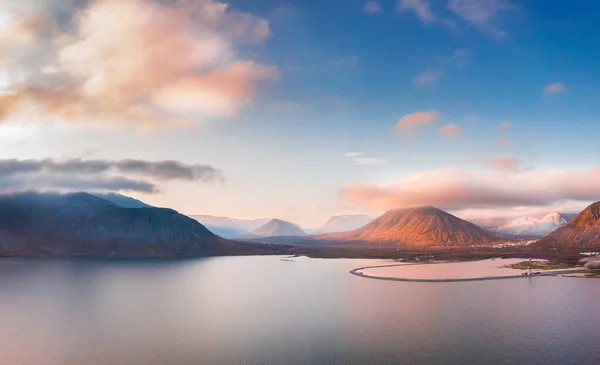 Coucher de soleil dans les montagnes Péninsule de Khibiny Kola, Russie. Vue aérienne — Photo