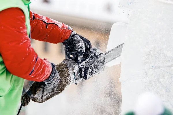 Scultura di ghiaccio scultura uomo uso motosega taglio congelato inverno — Foto Stock