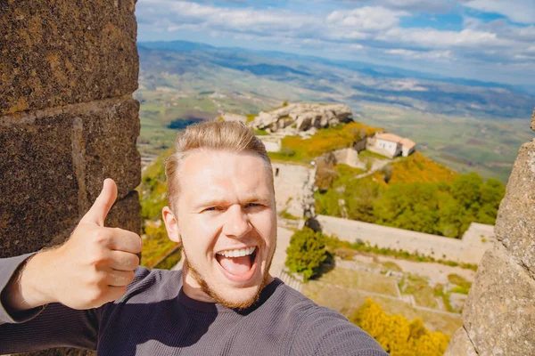셀피 (selfie) 사진 여행자가 이탈리아나나 시에 있는 카스텔로 디 룸 바르 디아 (Castello di lombardia) 에서 웃고 있는 모습 — 스톡 사진
