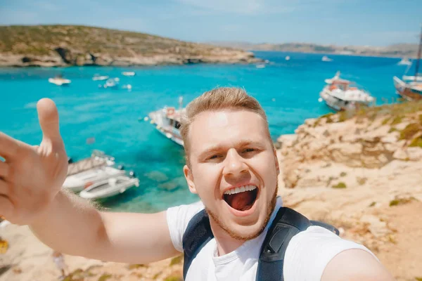 Man turist tar selfie foto på stranden Blue Lagoon Comino Malta — Stockfoto