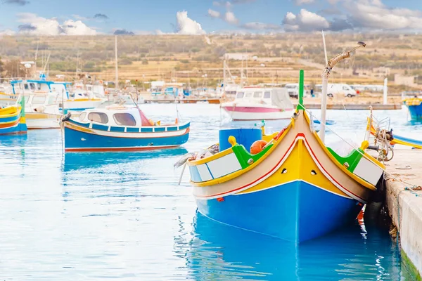 Středozemní tradiční rybářské lodě retro barevné na Marsaxlokk přístavu Malta léto — Stock fotografie