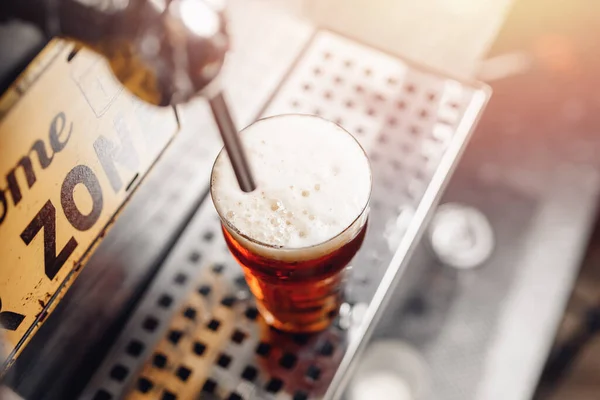 Bier tikt rauw in de pub. Selectieve focus, donkere achtergrond — Stockfoto