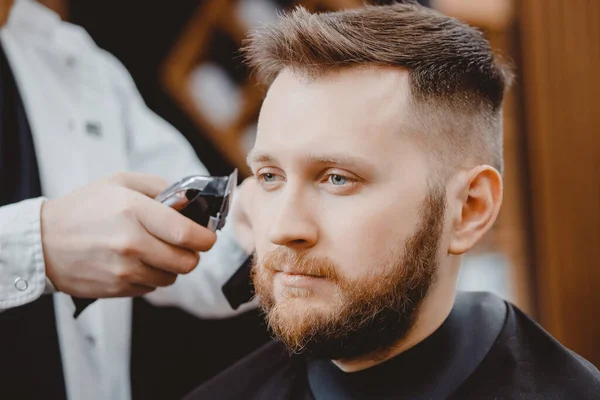 美容師は理髪店で髪の男性をカットします。正しい髭トリム電気シェーバーを行う理髪店 — ストック写真