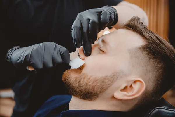Depilazione con cera dal naso maschile, procedura di bellezza e cura depilazione in barbiere — Foto Stock
