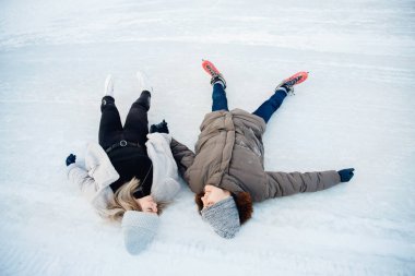 Buz pateni seven çift kış tatilinde eğleniyor.