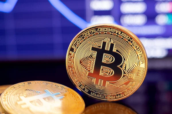 Золота криптовалюта Bitcoin на фоні діаграми — стокове фото