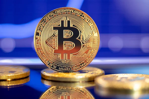 Oro Bitcoin cripto valuta sullo sfondo del grafico — Foto Stock