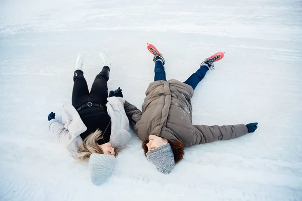 Skridskoåkning älskare par ha kul på snö vintersemester — Stockfoto