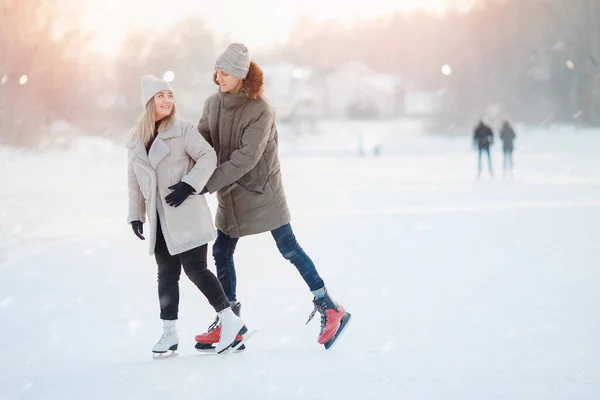 Casal amante de patinação no gelo se divertindo em férias de inverno na neve — Fotografia de Stock