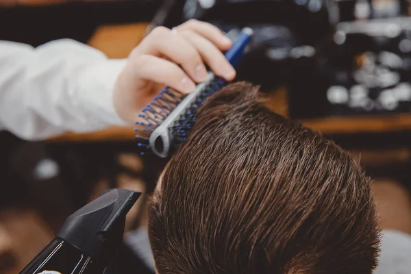 Master stylist zet haar op man met haardroger en kam, mode kapperszaak — Stockfoto