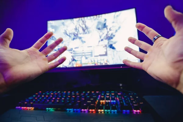 Palme che mostrano perplessità, confusione, perdita di gioco online da parte del giocatore maschile. Concetto ESports — Foto Stock