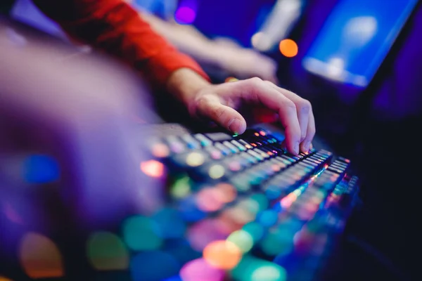 Sala de estudio profesional de videojuegos cibernéticos con sillón de computadora personal, teclado para flujo en fondo borroso de color neón, enfoque suave —  Fotos de Stock