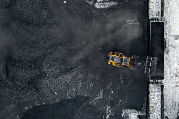 Mina poço aberto, indústria extrativa escavadeira carrega carvão negro no vagão de carga do trem, drone aéreo vista superior — Fotografia de Stock