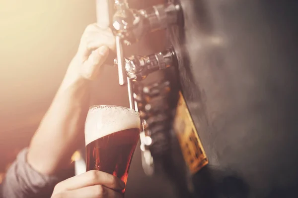 Light Draft birra fredda versare in vetro dalla gru in pub — Foto Stock