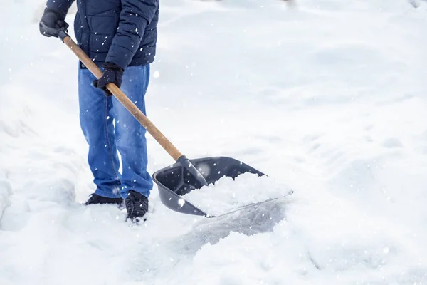 Городское обслуживание уборка снега зимой с лопатой после снежной бури солнечный свет — стоковое фото