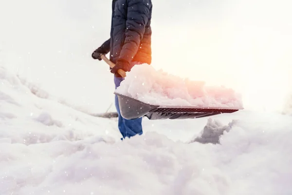 Hombre trabajando pala limpieza nieve invierno calle en frente de casa después de gran tormenta de nieve luz del sol — Foto de Stock