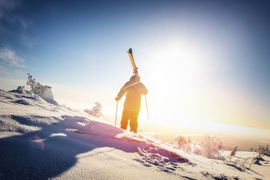 Ekstrem spor kayak konsepti. Taze toz karda serbest kış
