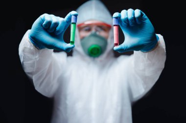 Beyaz tehlikeli madde koruyucu koronavirüs kan testi yapan doktor. Yeni Çin Wuhan virüsü.