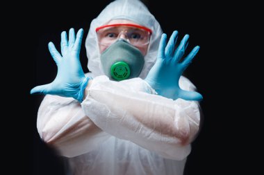 Beyaz hazmat koruyucu gözlüklü sıhhiyeci salgını durdurdu. Çin 'in yeni Wuhan virüsü 2019-ncov